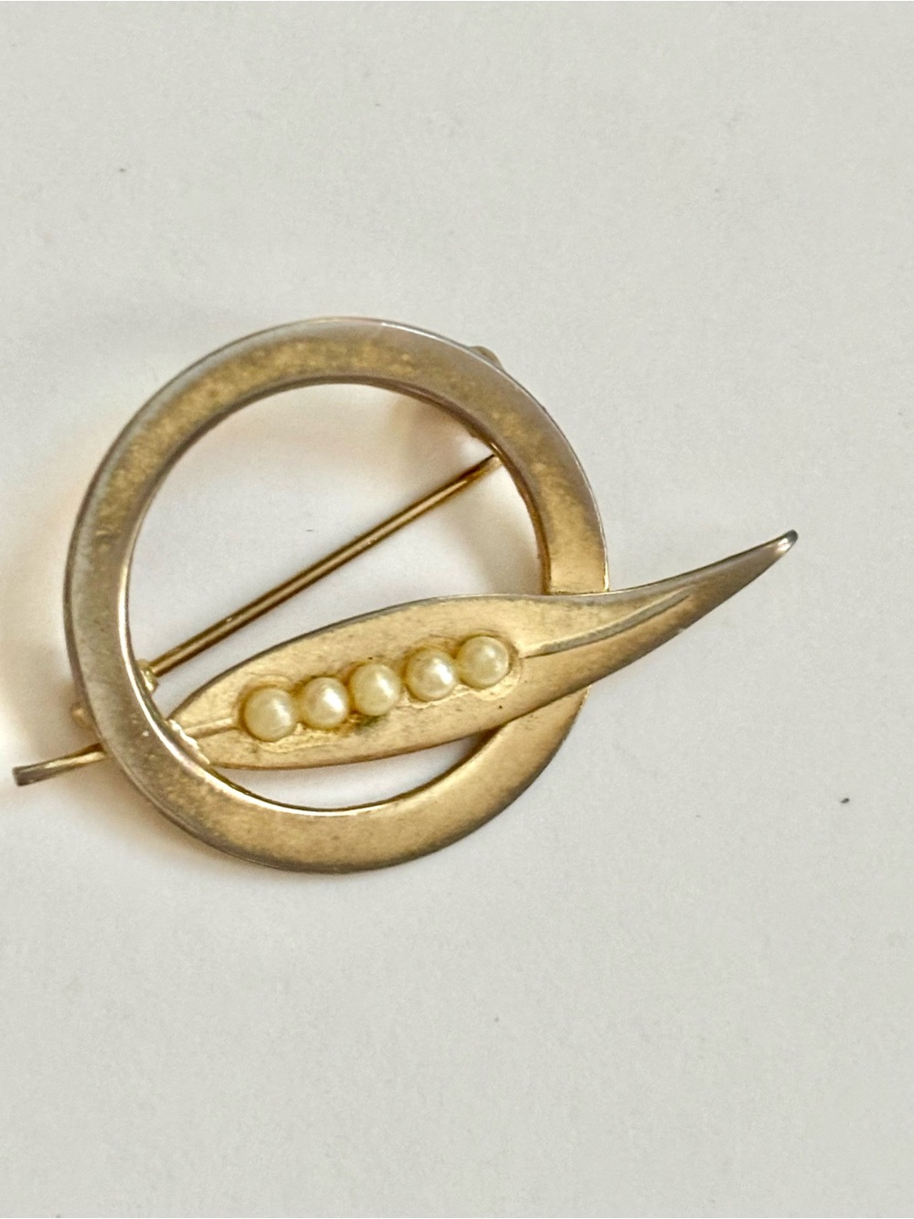 Vintage estate sale Gold-Tone Pearl Leaf Circle Brooch - beautiful patina